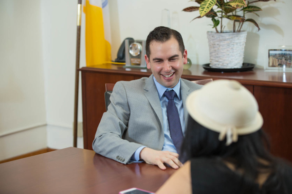 Lynn Hazan interviews Mayor Steven Fulop for chicpeajc.com. Photo: Greg Pallante