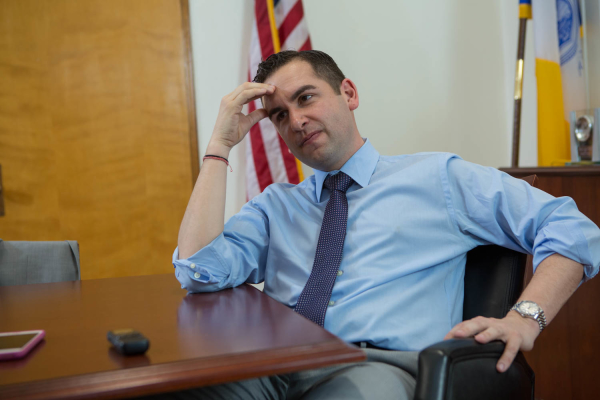 Lynn Hazan interviews Mayor Steven Fulop for chicpeajc.com. Photo: Greg Pallante