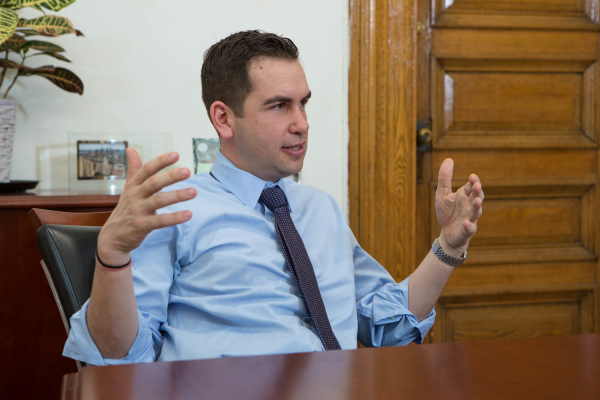 Lynn Hazan interviews Mayor Steven Fulop for chicpeajc.com. Photo: Greg Pallante